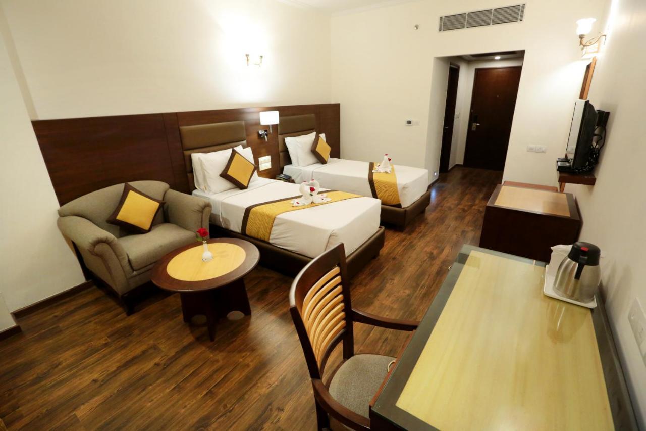 Hotel Meraden Grand — Photos 1