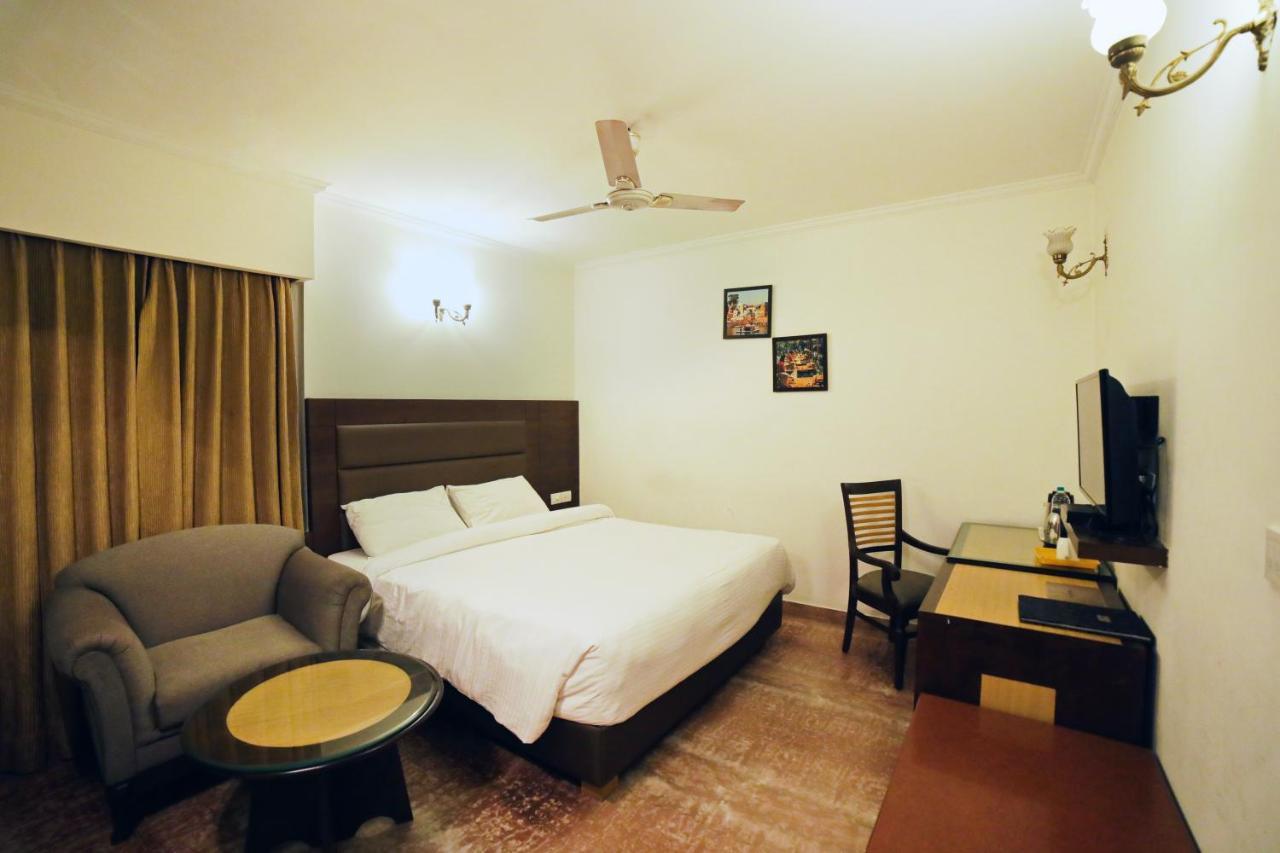 Hotel Meraden Grand — Photos 3